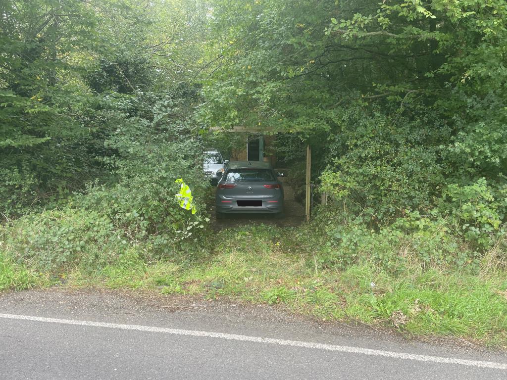 Lot: 14 - LAND AND BUILDING WITH POTENTIAL - Access to property from Guildford Road